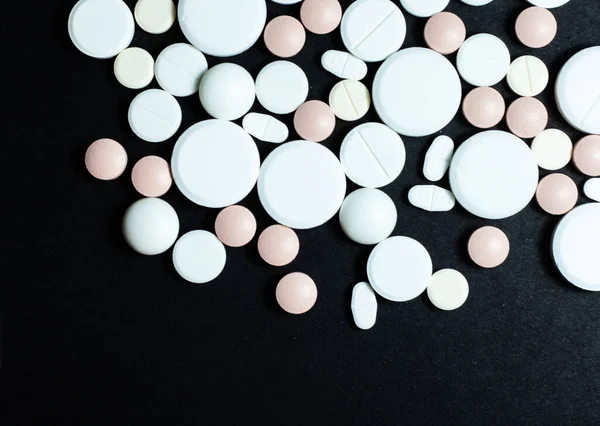 Haufen Pillen Tabletten Kapseln Auf Schwarzem Hintergrund Medikamentenrezept Für Behandlung — Stockfoto