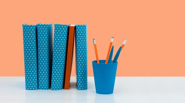 Vissza Iskolába Egy Halom Könyv Rózsaszín Narancssárga Háttérrel Távolsági Otthoni — Stock Fotó