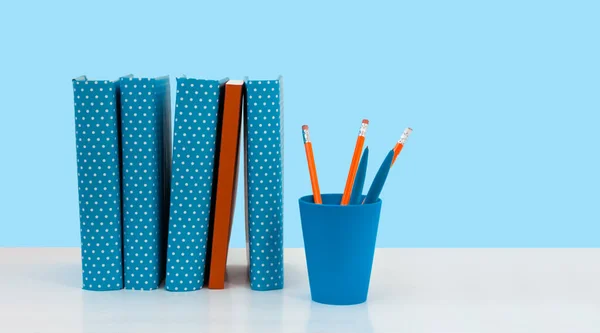 Vissza Iskolába Egy Halom Üres Kék Hátterű Könyv Távolsági Otthoni — Stock Fotó