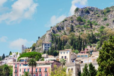 Tepedeki Taormina, Sicilya, İtalya 'daki eski binalarla güzel bir şehir manzarası..