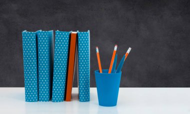 Okula dönmek, boş siyah okul geçmişi olan bir yığın kitap. Uzaktan eğitim. Karantina konsepti: