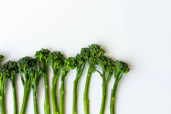 Brokolini Segar Diisolasi Pada Latar Belakang Putih Dengan Ruang Fotokopi — Stok Foto