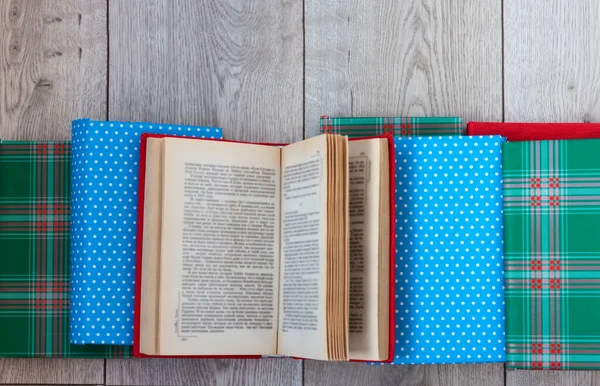 Zurück Zur Schule Bücherstapel Bunten Einbänden Auf Hölzernem Tischhintergrund Fernunterricht — Stockfoto