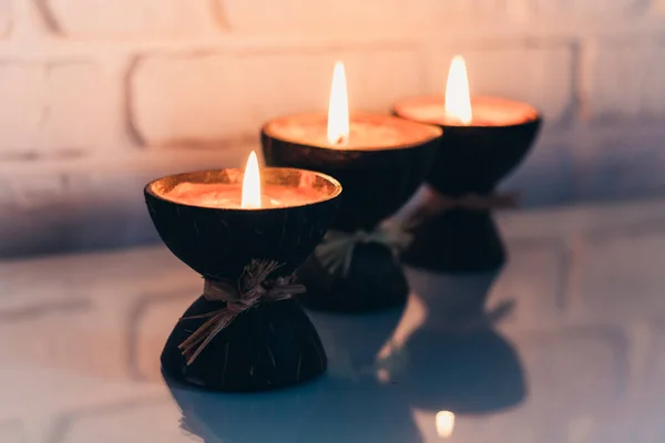 Burning Spa Αρωματικά Κεριά Κέλυφος Καρύδας Ένα Γυάλινο Λευκό Τραπέζι — Φωτογραφία Αρχείου