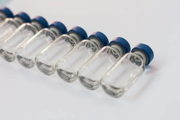 Glasflasker Med Injektionsvæske Med Blå Aluminiumshætter Sprøjte Til Vaccination Kræft - Stock-foto