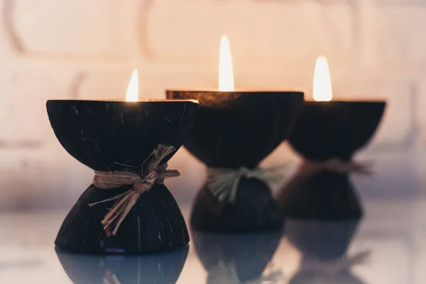 Velas Ardientes Del Aroma Del Balneario Cáscara Coco Una Mesa — Foto de Stock