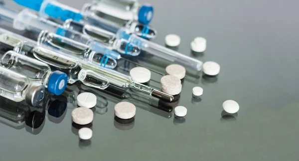 Termometro Pillole Vaccinazioni Iniettabili Siringa Vaccinazione Fondo Vetro Concetto Medicinale — Foto Stock