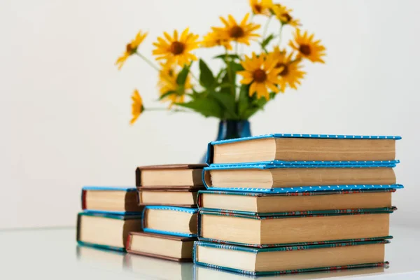 Gemütliche Wohnkultur Stapel Von Büchern Und Vase Mit Gelben Blumen — Stockfoto