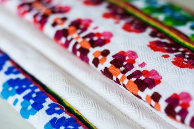 Ukrayna 'da geleneksel el yapımı işlemeli dokuma kumaş havlular..