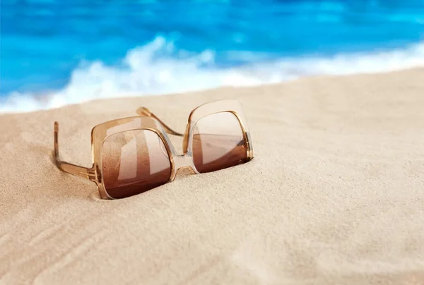 Zonnebril Aan Kust Tropische Strand Vakantie Achtergrond — Stockfoto