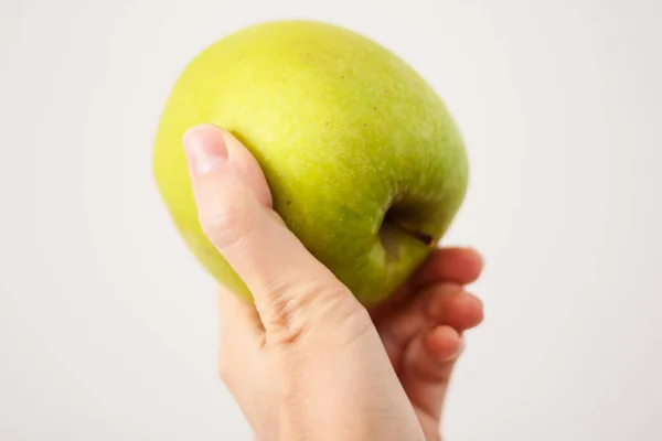 Dojrzałe Świeże Zielone Jabłko Ręce Kobiety Koncepcja Zdrowej Żywności Dieta — Zdjęcie stockowe
