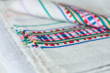 Ukrayna 'da geleneksel el yapımı işlemeli dokuma kumaş havlular..