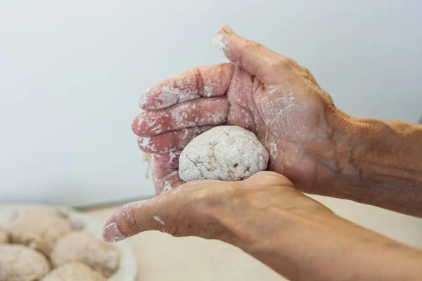 Albóndigas Caseras Las Manos Femeninas Hacen Albóndigas Picadas Cocina Tradicional — Foto de Stock