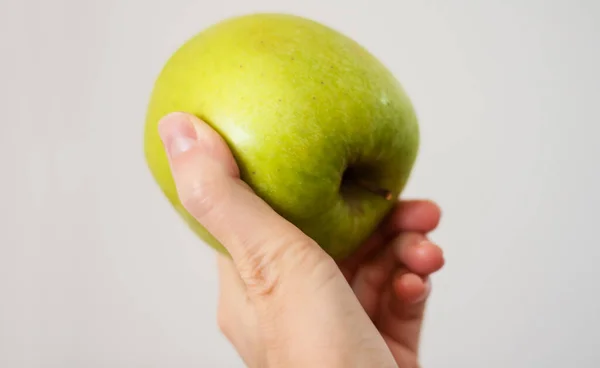 Maçã Verde Fresca Madura Mão Feminina Conceito Comida Saudável Dieta — Fotografia de Stock