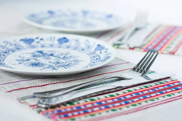 夕食のテーブル設定 プレート フォーク 刺繍パターンと織り布ナプキン上のナイフ ウクライナで伝統的な手作り — ストック写真