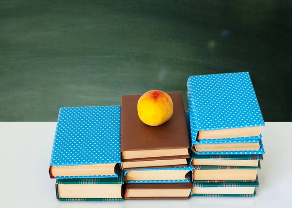 Retour École Pile Livres Couvertures Colorées Pêche Sur Une Table — Photo