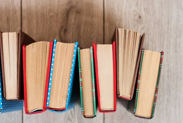 Libros Libro Texto Cubiertas Colores Sobre Fondo Madera Regreso Escuela — Foto de Stock
