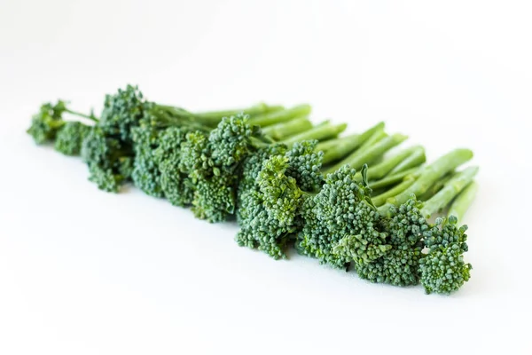 Broccolini Freschi Isolati Sfondo Bianco Con Spazio Copia — Foto Stock