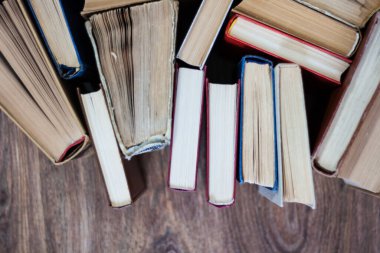 Eski kitap yığını, eğitim konsepti arkaplan, metin için kopya alanı olan bir sürü kitap