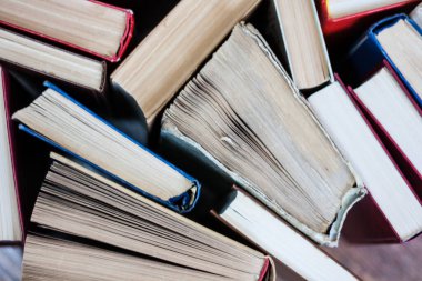 Eski kitap yığını, eğitim konsepti arkaplan, metin için kopya alanı olan bir sürü kitap