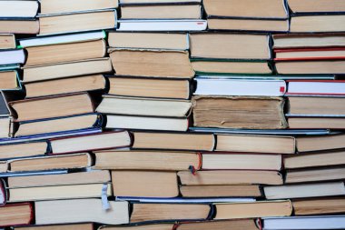 Eski kitap yığını, eğitim konsepti arkaplan, metin için kopya alanı olan bir sürü kitap