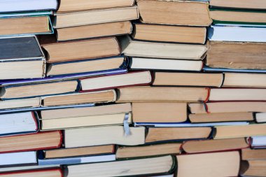 Eski kitap yığını, eğitim konsepti arkaplan, metin için kopya alanı olan bir sürü kitap