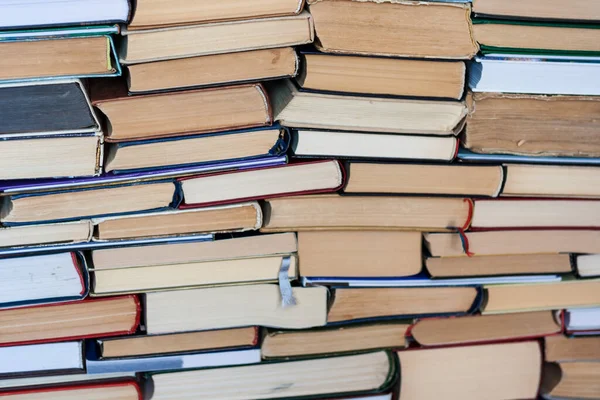 Eski kitap yığını, eğitim konsepti arkaplan, metin için kopya alanı olan bir sürü kitap