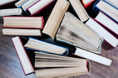 Eski kitap yığını, eğitim konsepti arkaplan, metin için kopya alanı olan bir sürü kitap