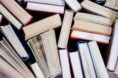 Eski kitap yığını, eğitim konsepti arkaplan, metin için kopya alanı olan bir sürü kitap