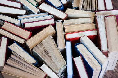 Eski kitap yığını, eğitim konsepti arkaplan, metin için kopya alanı olan bir sürü kitap