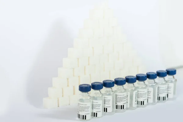 Zuckersucht Insulinresistenz Ungesunde Ernährung Würfelzuckerpyramide Flaschen Insulin Und Spritze Zur — Stockfoto