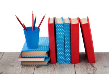 Kitaplar beyaz arka planda renkli kapaklar halinde. Okul mesafesindeki ev eğitimine geri dönüyoruz. Evde kalma karantina kavramı.