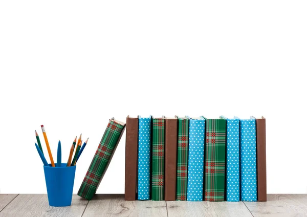 Bücherstapel Bunten Einbänden Und Bleistifte Halter Auf Einem Holztisch Mit — Stockfoto