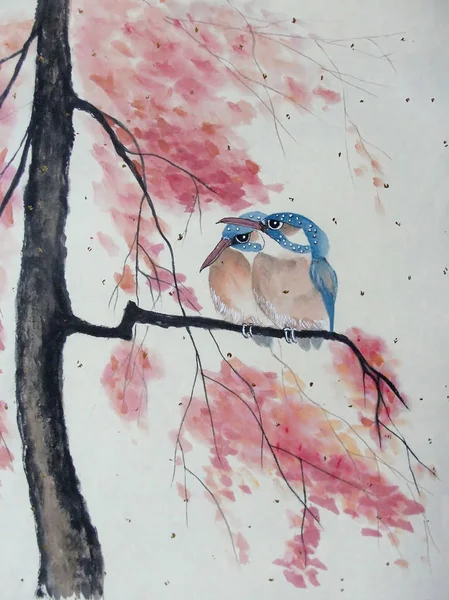 水彩与两个美丽的翠鸟 坐在樱花的开花树枝上 捕捉到 这幅插图是用中国传统风格手工制作的 — 图库照片