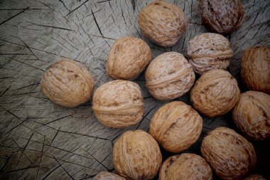 Cevizlere yakın. Ahşap arka planda cevizler.