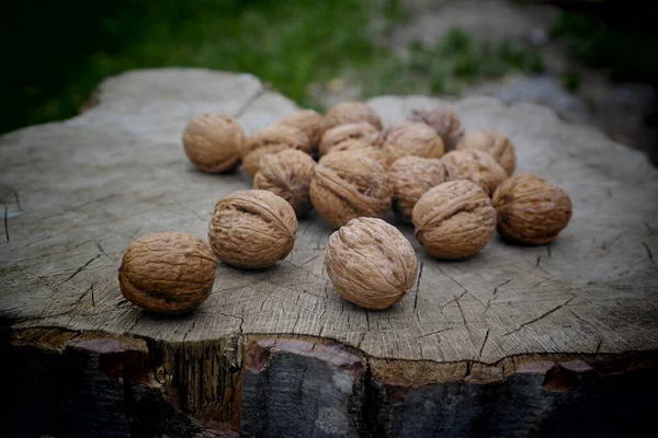 Menutup Walnuts Walnut Pada Latar Belakang Kayu — Stok Foto