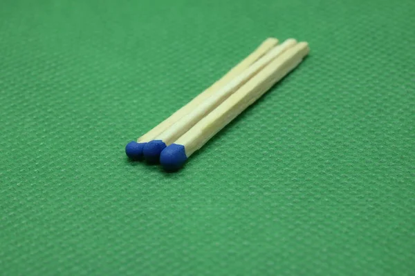 Три Синих Матча Зеленом Фоне — стоковое фото