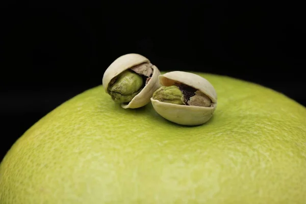 Fechar Pistácios Fundo Verde Dois Pistácios Fruta Verde Fechar Pistácios — Fotografia de Stock