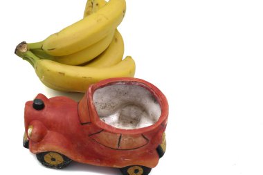 Bir demet muz. Muz. El ele tutuşma. Beyaz arka planda muz.