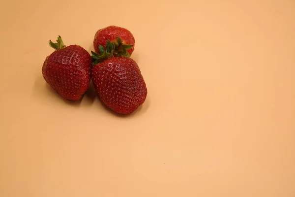 Fresas Cuenco Fresa Sobre Fondo Negro Fresas Mesa Fresas Una — Foto de Stock