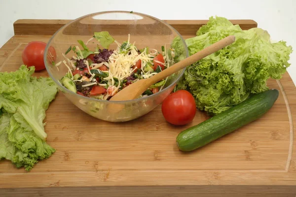 Frisches Gemüsesalat Gemüse Einer Schüssel Gemüse Auf Einem Holztisch Gemüse — Stockfoto