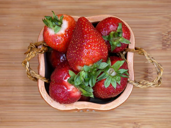 Fresas Una Mesa Madera Fresas Bowl Strawberries Sobre Fondo Madera — Foto de Stock