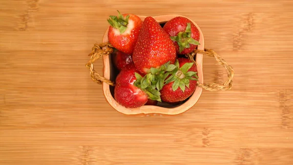 Fresas Una Mesa Madera Fresas Bowl Strawberries Sobre Fondo Madera — Foto de Stock