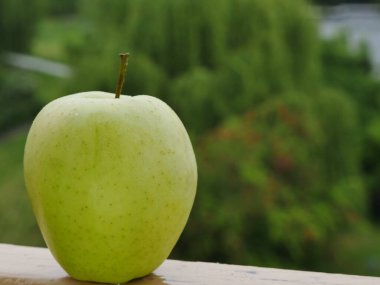yeşil elma ahşap masada