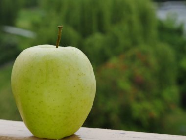 yeşil elma ahşap masada