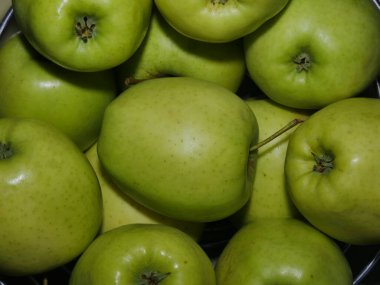 Taze yeşil elmalar. Elma. Ahşap bir masada yeşil elma.