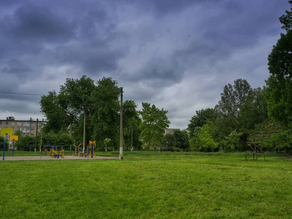 公園内の家公園内の木公園内の遊び場公園内の建物公園内の嵐古い家 — ストック写真