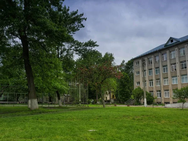 Σπίτι Στο Park Trees Στο Park Playground Στο Park Building — Φωτογραφία Αρχείου