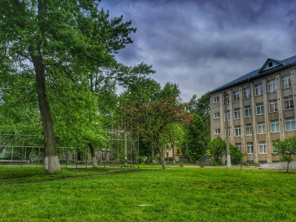 Dům Parku Stromy Parku Hřiště Parku Budova Parku Bouře Parku — Stock fotografie