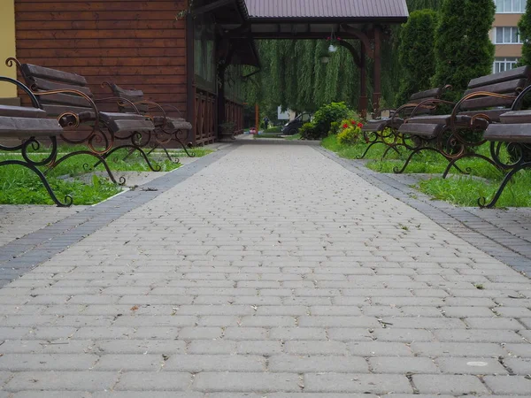 通りの自転車 空の通りのカフェ 公園のベンチ — ストック写真